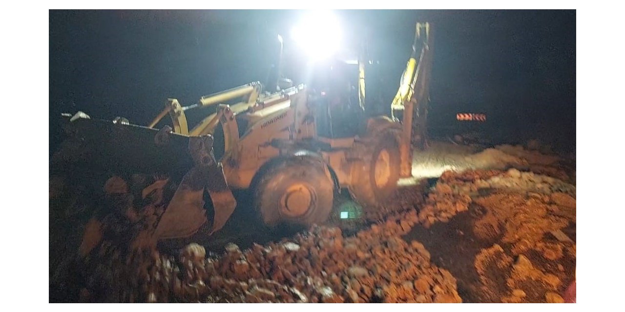 Selin sürüklediği kayalar yolları kapattı