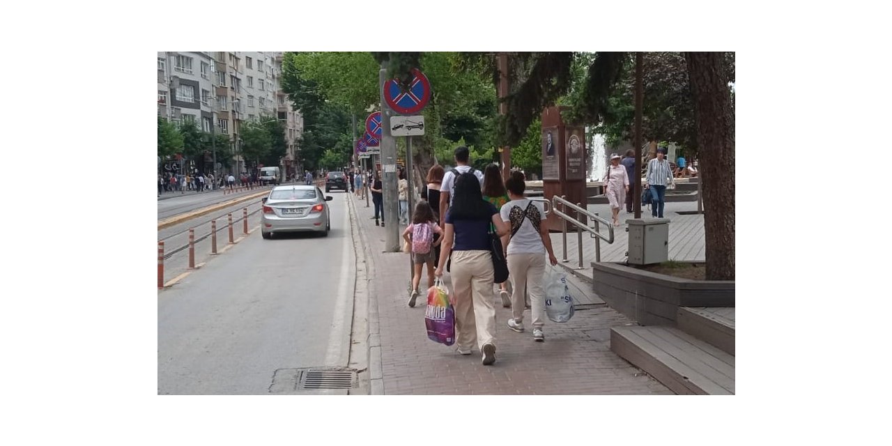 Kaldırımda art arda sıralanan işaret levhaları yürümeyi zorlaştırıyor