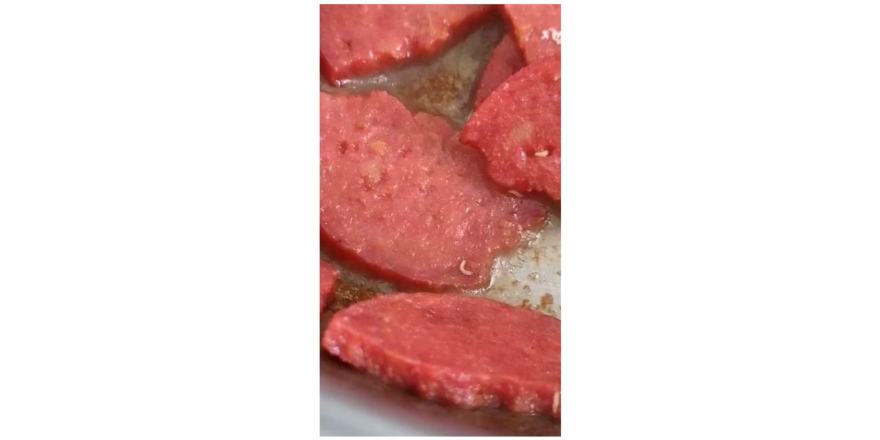 Marketten aldığı sucuğun içinden kurtçuk fışkırdı