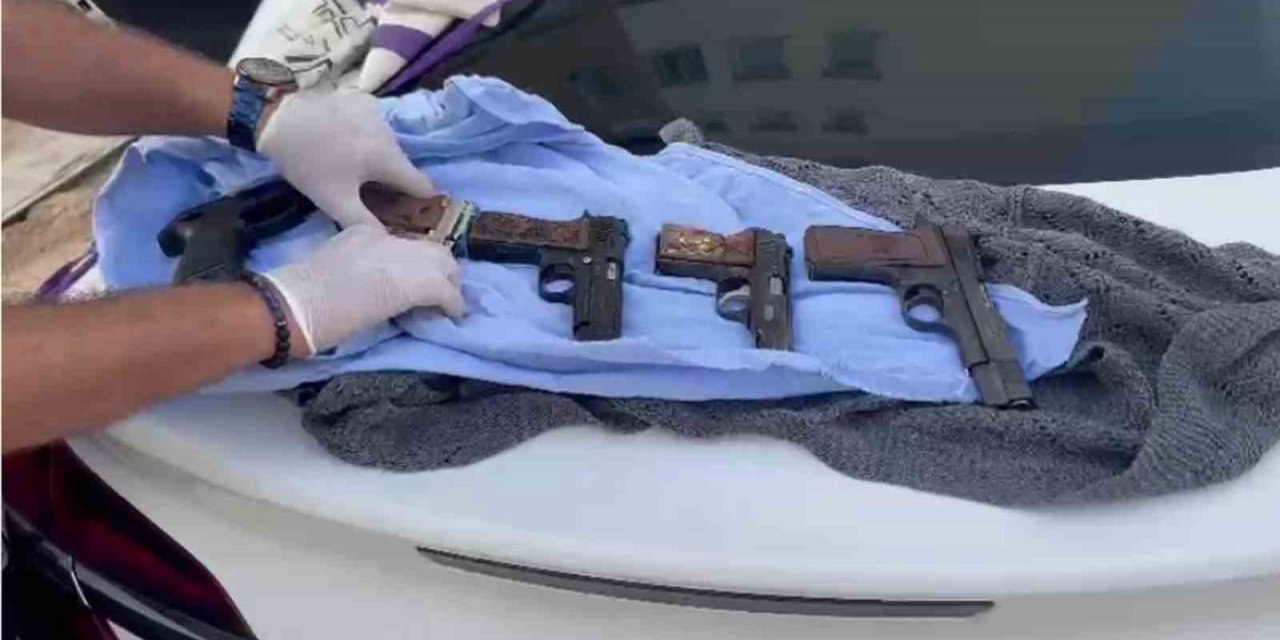 Hatay’da otomobilde 5 adet ruhsatsız silah ele geçirildi