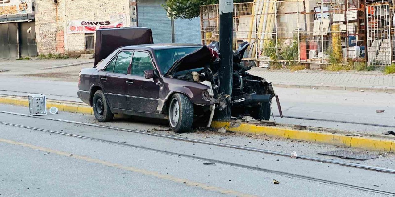 Tramvay yolundaki direğe çarpan araçtaki 2 kişi yaralandı