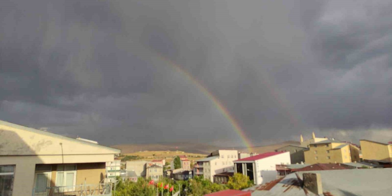 Tarihi Ardahan Kalesi’nin üzerinde ortaya çıkan gökkuşağı hayran bıraktı