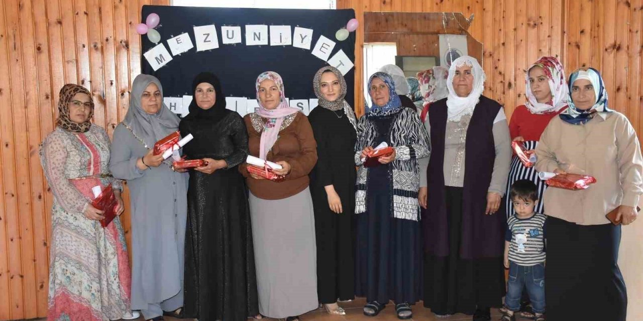 Siirt’te okuma yazma öğrenen kadınlar sertifika almanın mutluluğunu yaşadı