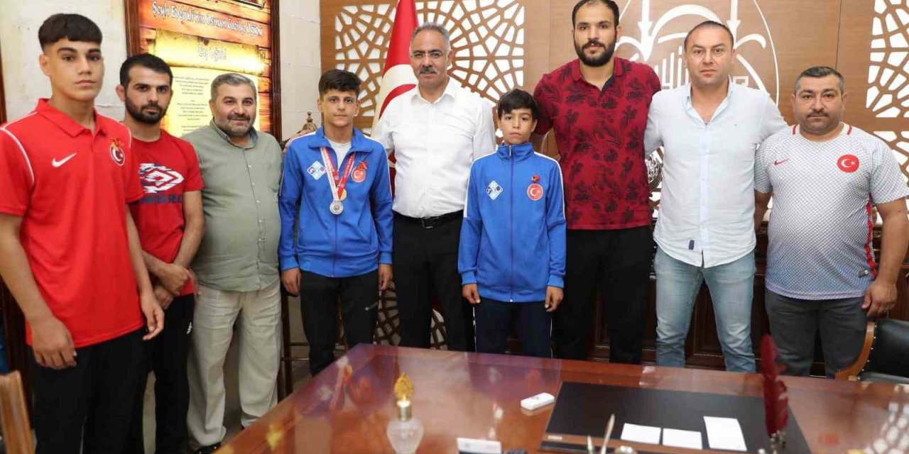 Turnuvadan başarıyla dönen sporculara altın hediyesi