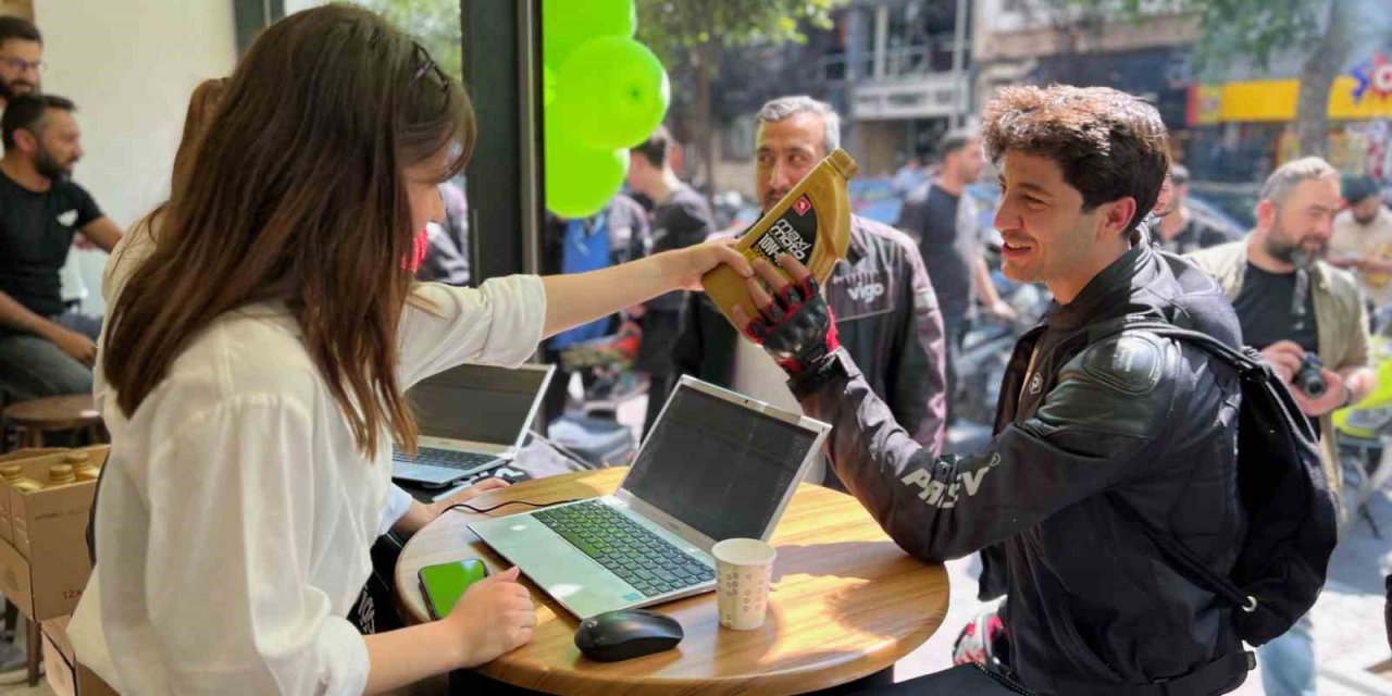 Moto kuryelere bayram hediyesi