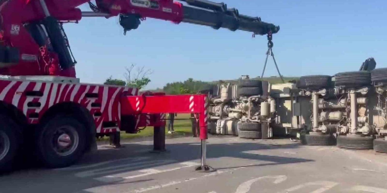 Tuzla’da hafriyat kamyonu devrildi, vatandaşlar yardıma koştu