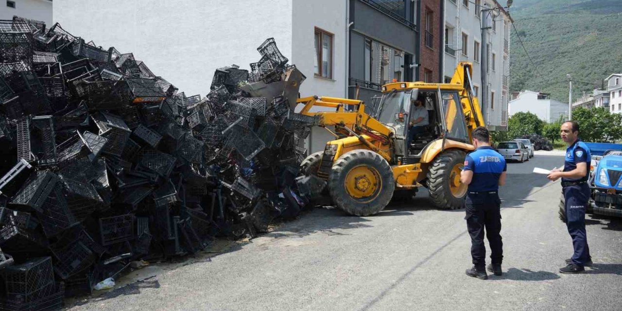 Binlerce boş sele biriktiren vatandaşa zabıta müdahalesi