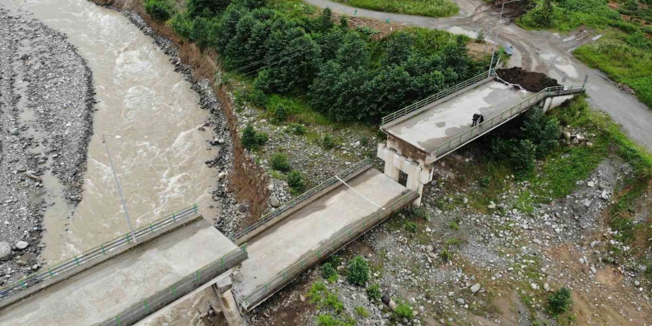 Dereden alınan kum ve çakıl köprünün çökmesine neden oldu