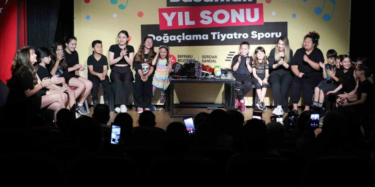 Bayraklılı tiyatrocular ayakta alkışlandı