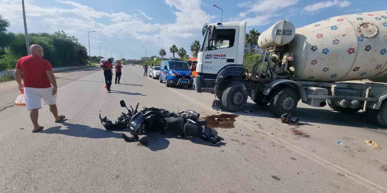 ’U’ dönüşü yapan beton mikseri motosikletle çarpıştı: 2 yaralı
