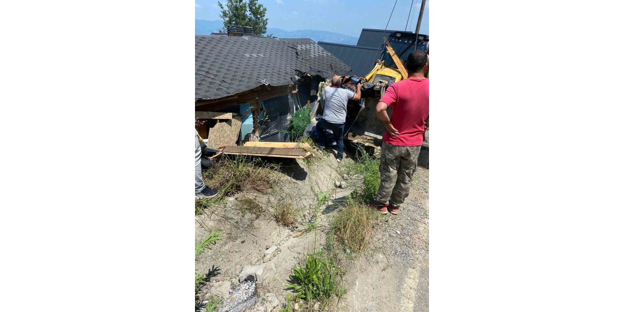 Faciaya ramak kala durdu: Arızalanan kepçe bungalova girdi