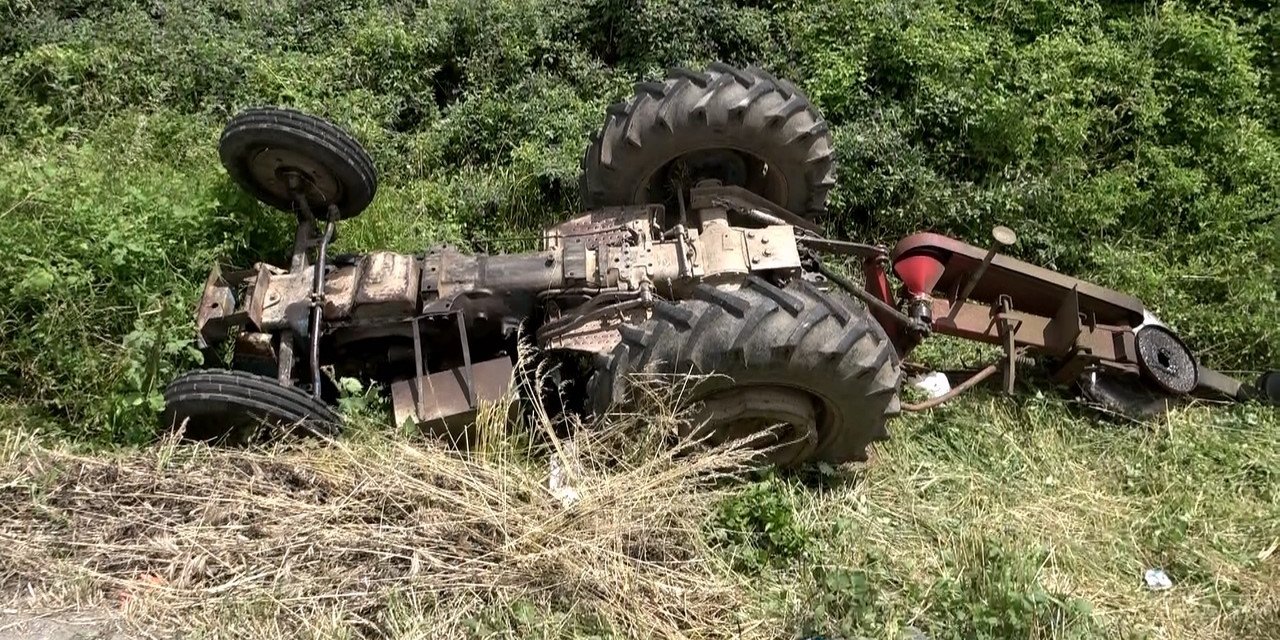 İnanılmaz kurtuluş: Devrilen traktörün altından sağ çıktılar