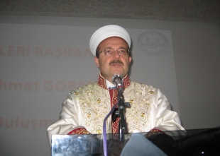 ''İnsanlara din korkusu salıyorlar''