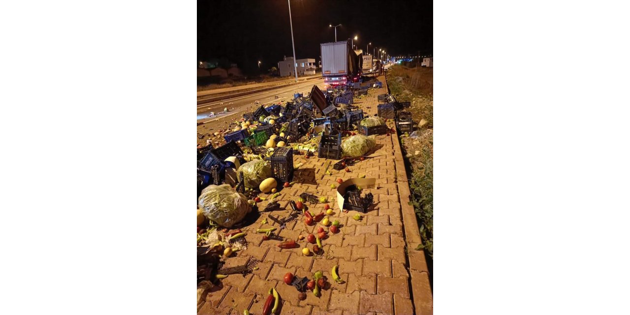 Tırlar kaza yaptı, meyveler yola saçıldı