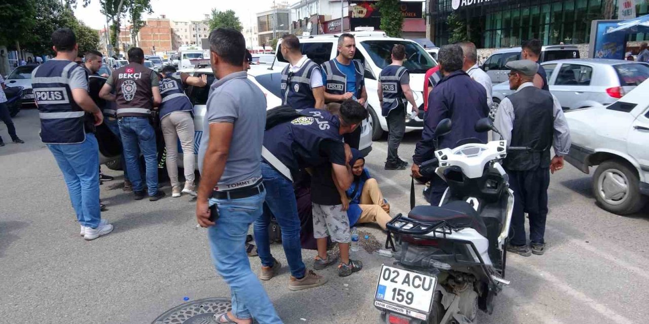 Polis aracı ile motosiklet çarpıştı: 2 yaralı