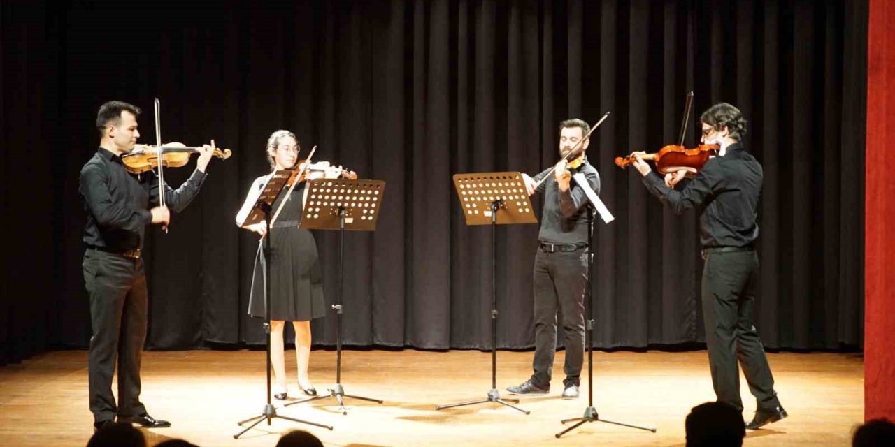 Moni Keman Dörtlüsü verdiği konserle kulakların pasını sildi