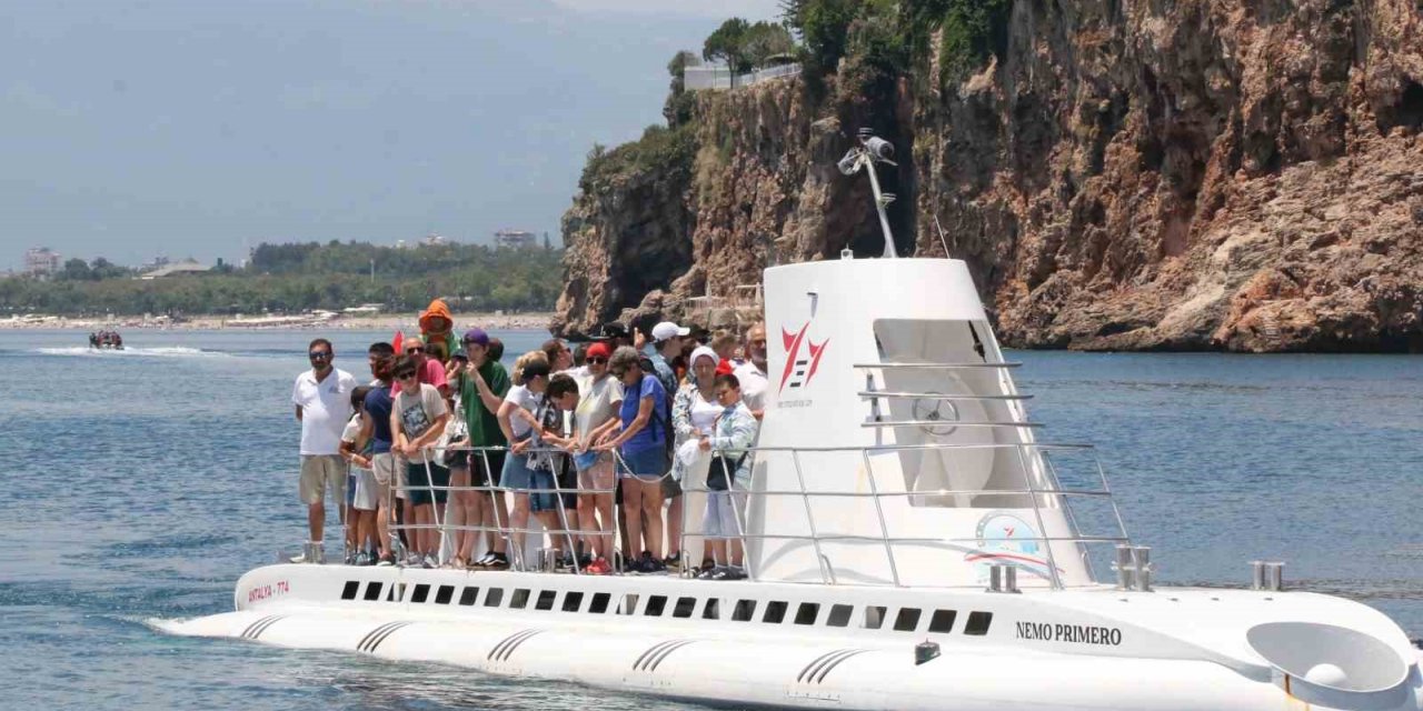 Türkiye’nin ilk turistik denizaltısı 18 bin turisti denizin altına indirecek