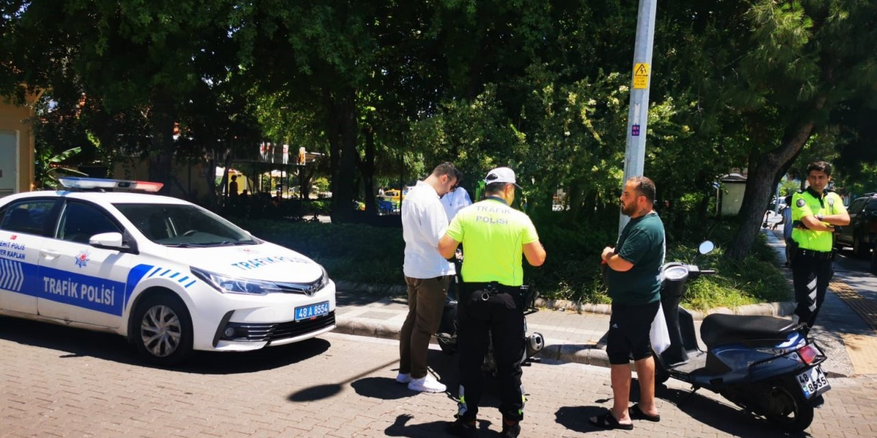 Marmaris’te kasksız trafiğe çıkanlara ağır cezalar yazılıyor