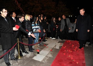 Başbakan Erdoğan çiçeklerle karşılandı