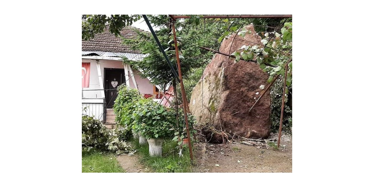 Ordu’da yamaçtan düşen dev kaya parçası eve çarptı