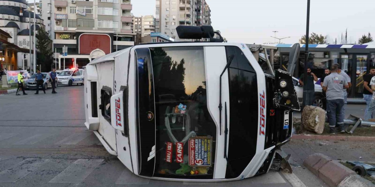 Adana’da sinyalizasyon direğine çarpan yolcu minibüsü devrildi: 3 yaralı