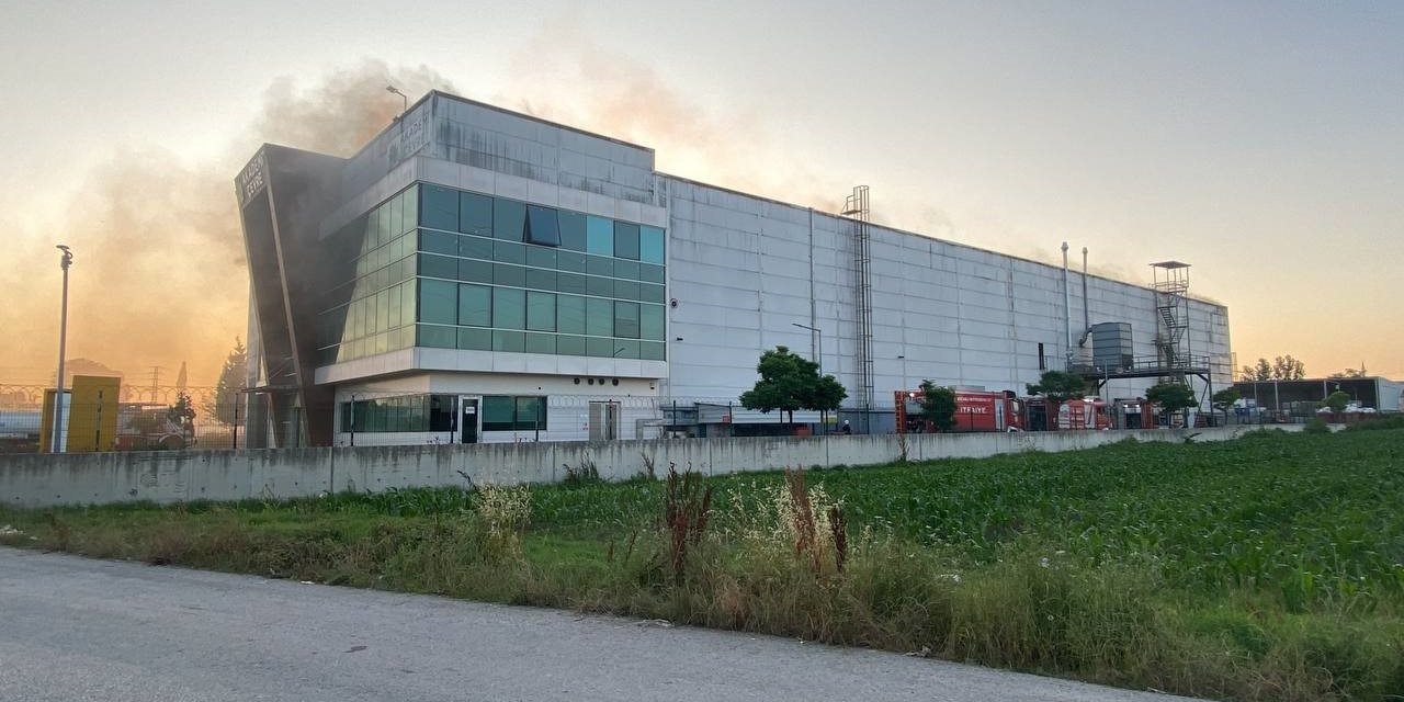 Kocaeli’de geri dönüşüm tesisindeki yangın söndürüldü