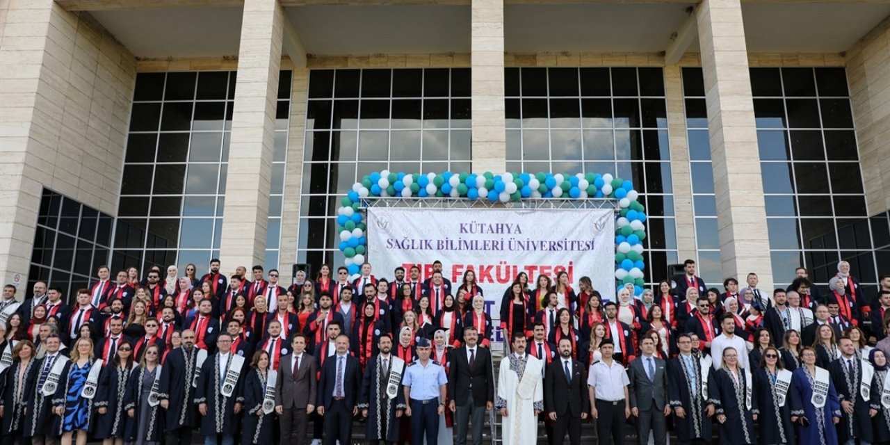 KSBÜ Tıp Fakültesinden mezun olan 104 öğrenci törenle hekimlik mesleğine adım attı