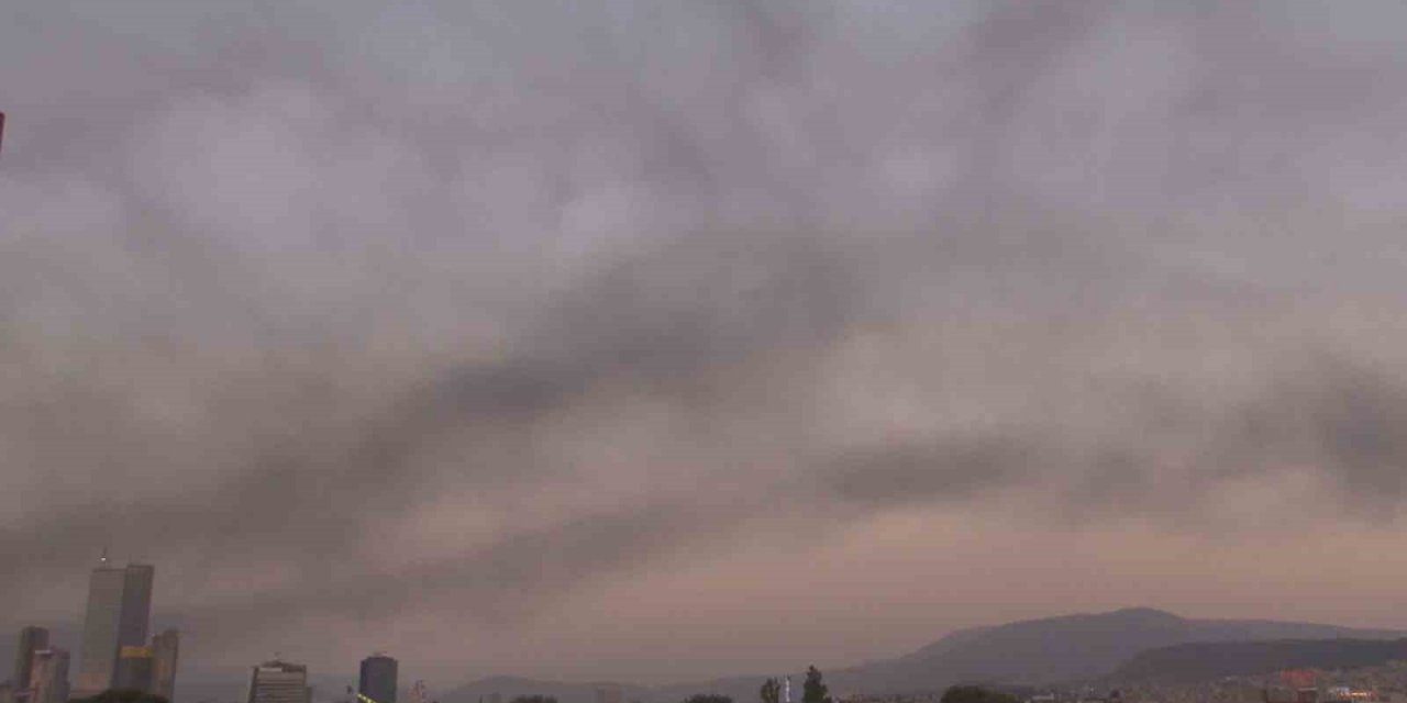 Manisa’daki yangının kara dumanları İzmir’i kapladı