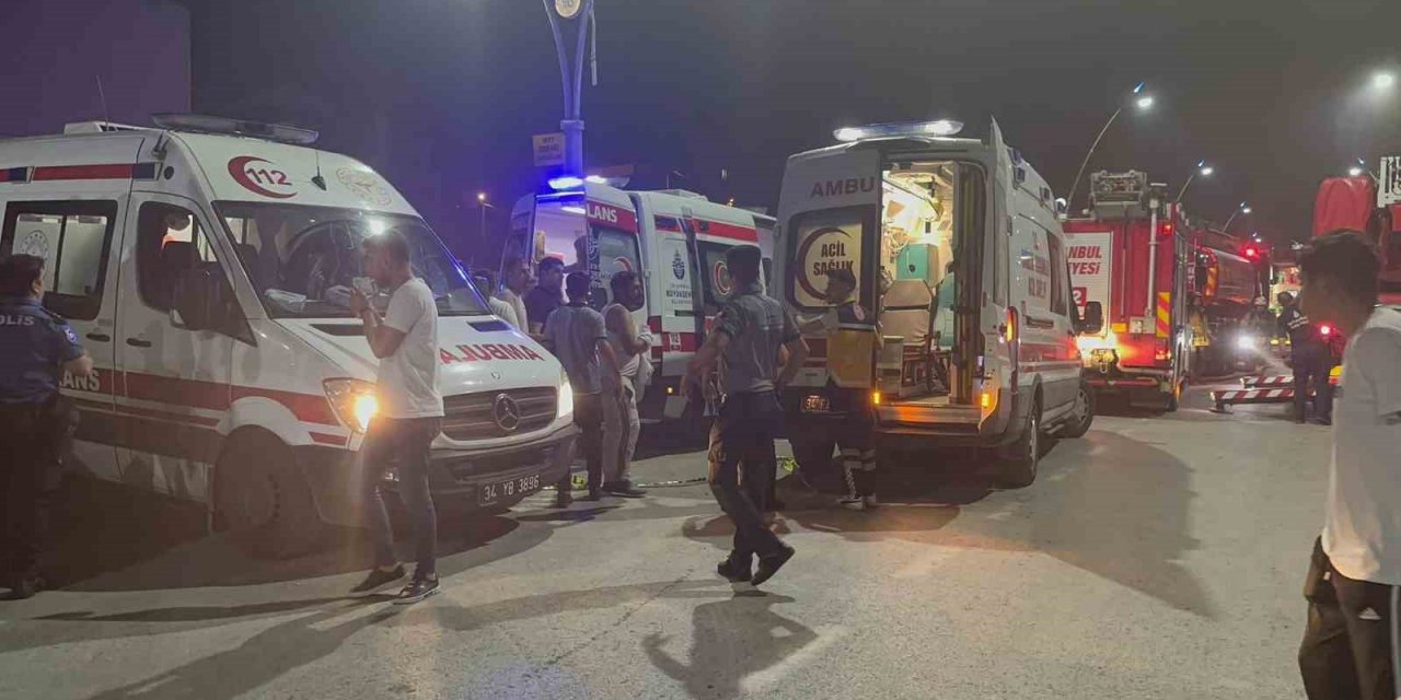 Arnavutköy’de 5 katlı binanın çatı katında yangın çıktı