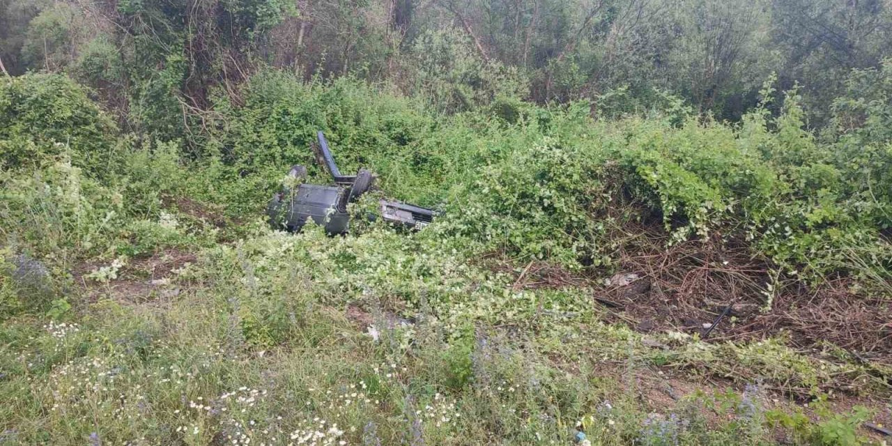 Şarampole uçan otomobildeki 3 kişi yaralandı