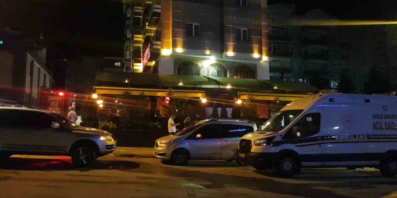 Otel mutfağındaki yangında 2 kişi dumandan etkilendi