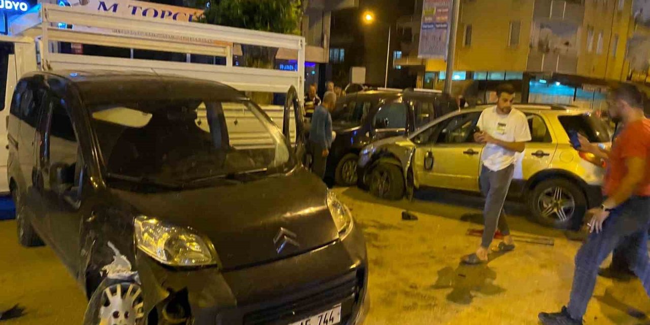 Üç aracın çarpıştığı kaza kamerada