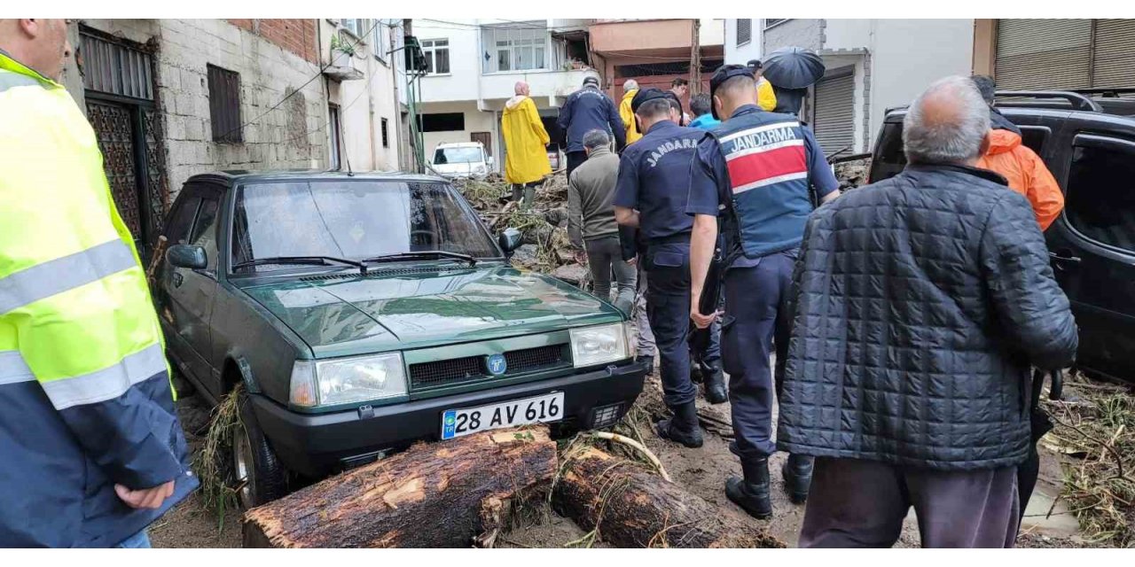 Giresun’un Duroğlu Beldesi’nde sel ve su baskını yaşandı. Birçok ev ve iş yeri su altında kaldı, mahsur kalanlar ekiplerce tahliye edildi.