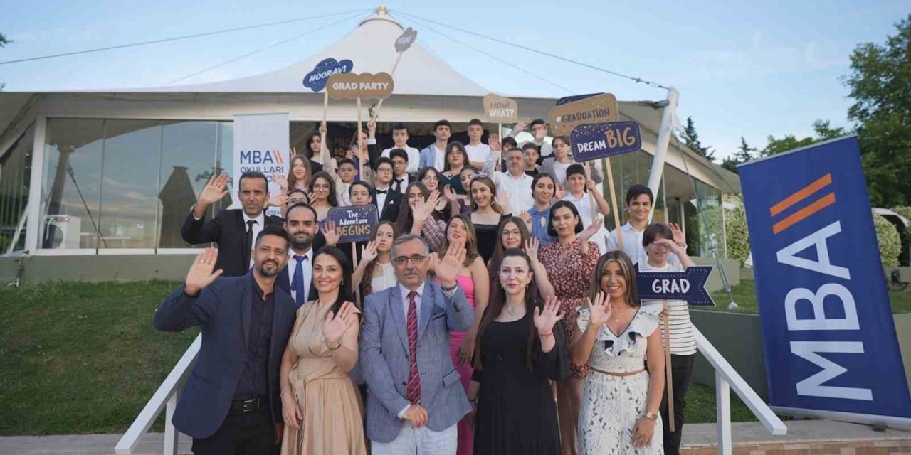 MBA Okulları ortaokul ve lise mezunları 2023 mezuniyet balosunda buluştu