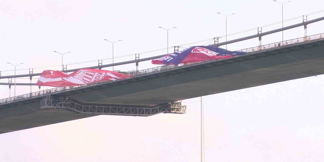 Şampiyon Pendikspor’un bayrağı İstanbul Boğazı’nda dalgalanıyor