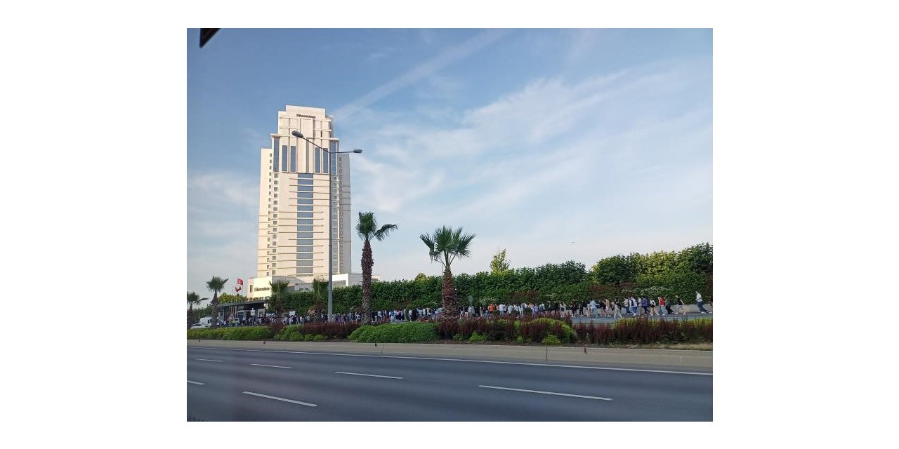 Konser için yüzlerce metrelik kuyruk