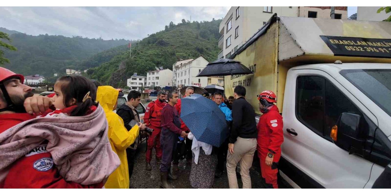 Giresun’un Duroğlu Beldesi’nde evlerin mahsur kalan vatandaşlar tek tek kurtarılıyor
