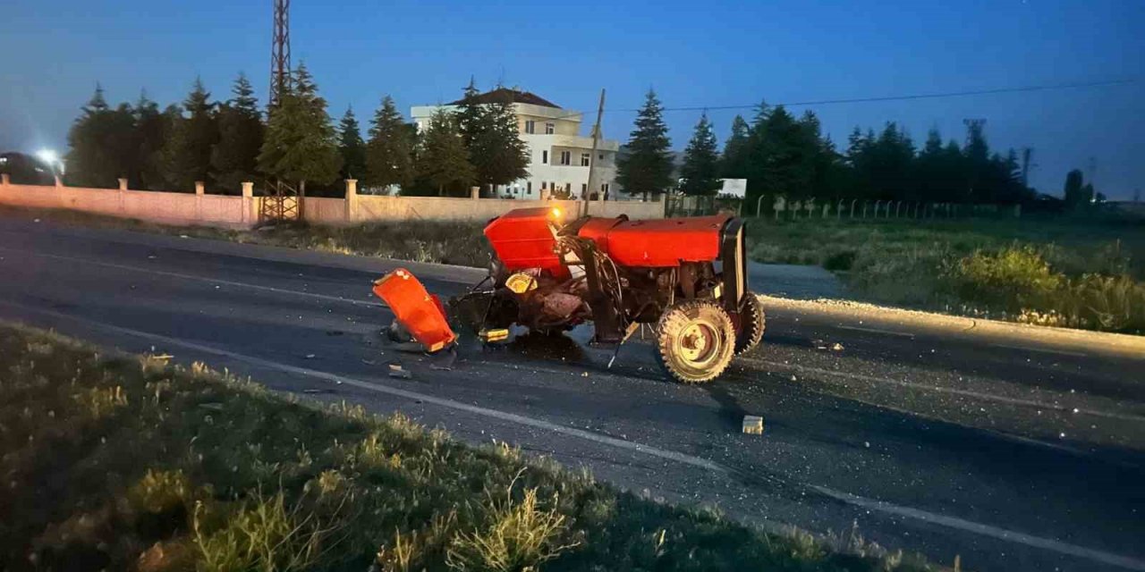 Otomobilin çarptığı traktör 3 parçaya bölündü, 2 kişi yaralandı