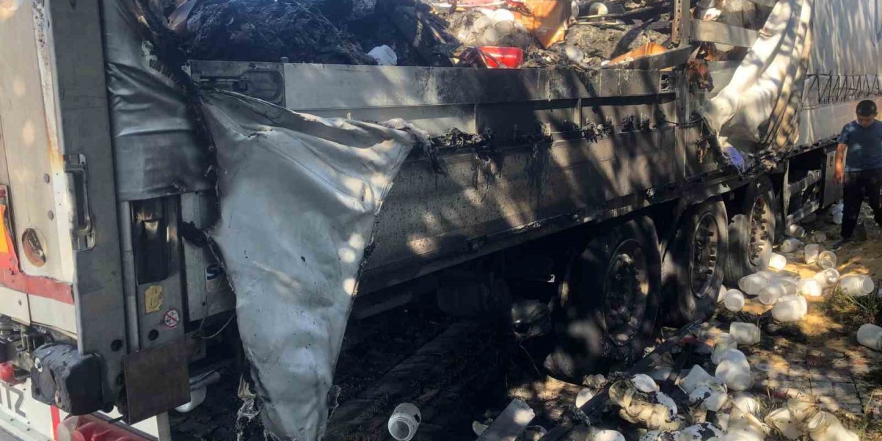 Şoförü uyuyan tır, evin bahçe duvarına çarpınca alev aldı