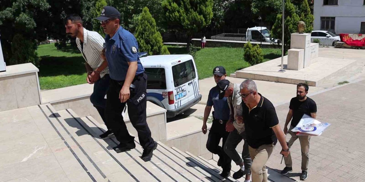 Çaldıkları otomobille geri gelince yakayı ele verdiler