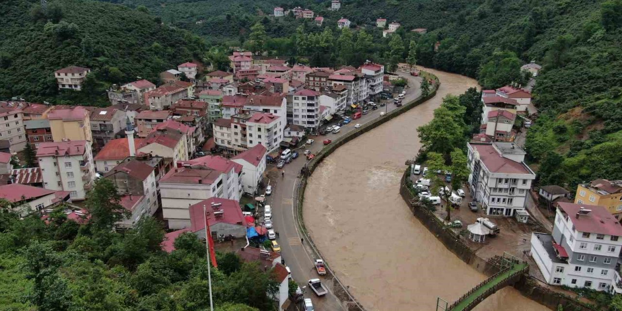 Sel, su baskınları ve heyelanların zarar verdiği Giresun’un Duroğlu Beldesi havadan görüntülendi