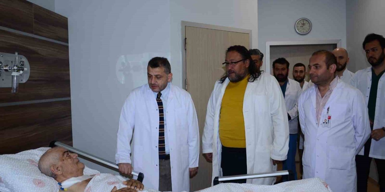 Ayakları ağrıdığı için hastaneye gitti, uyluk kemiğinden 8,9 kilo tümör çıktı