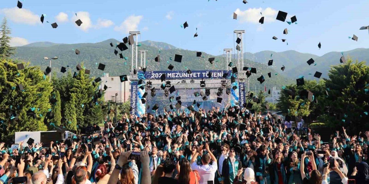 Bursa Teknik Üniversitesi, 2023 mezunlarını uğurladı