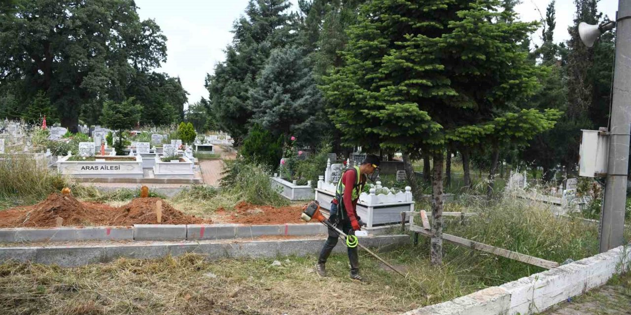 Çayırova’da mezarlıklar bayrama hazır
