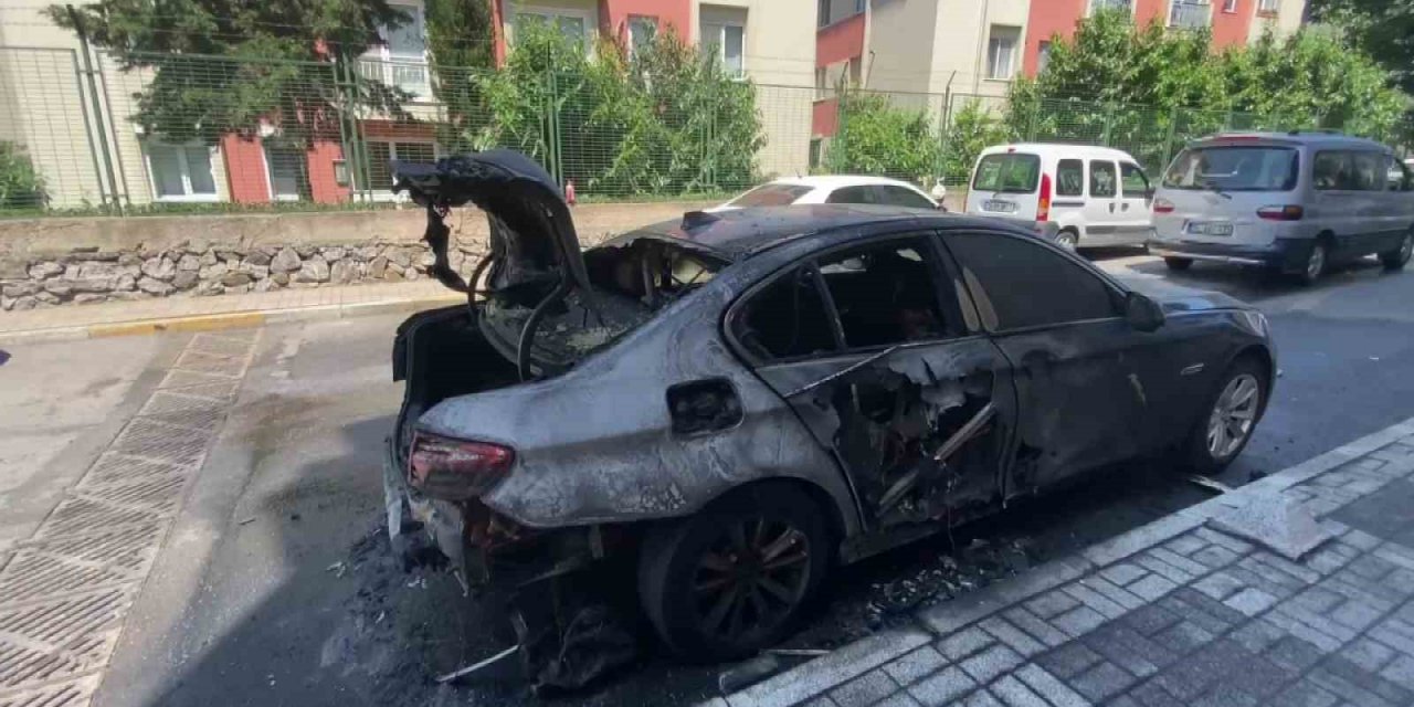 Üsküdar’da korku dolu anlar: Otomobil alev alev yandı