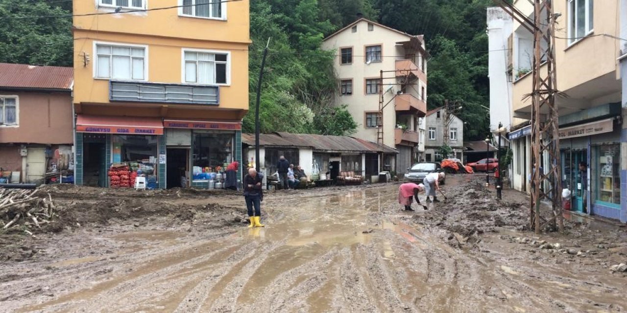 Giresun’un Duroğlu beldesinde selin ardından temizlik çalışmaları başladı