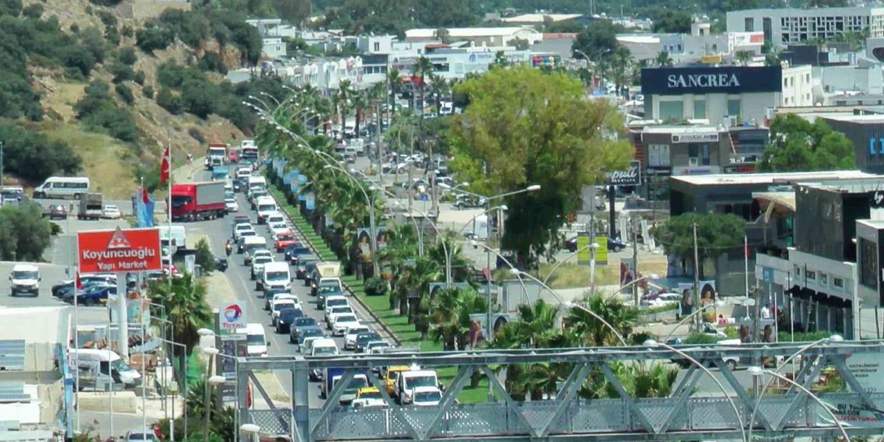 Bodrum’a 1 günde 25 bin araç giriş yaptı, 5 dakikalık yol 45 dakikaya çıktı
