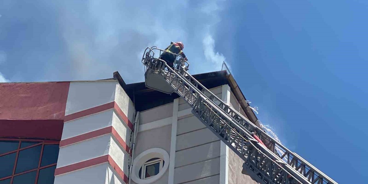 İş merkezinin çatısında çıkan yangın büyümeden söndürüldü