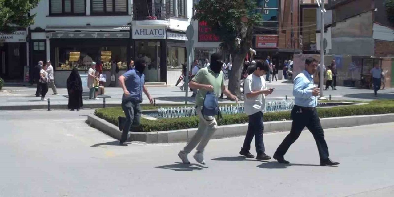 Filmleri aratmayan tatbikatı gerçek sandılar, hırsız kılığındaki polisi yakalamaya çalıştılar