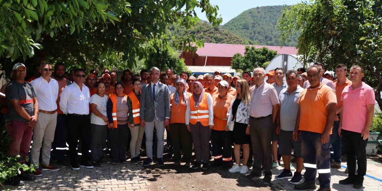 Başkan Oktay personelle bayramlaştı